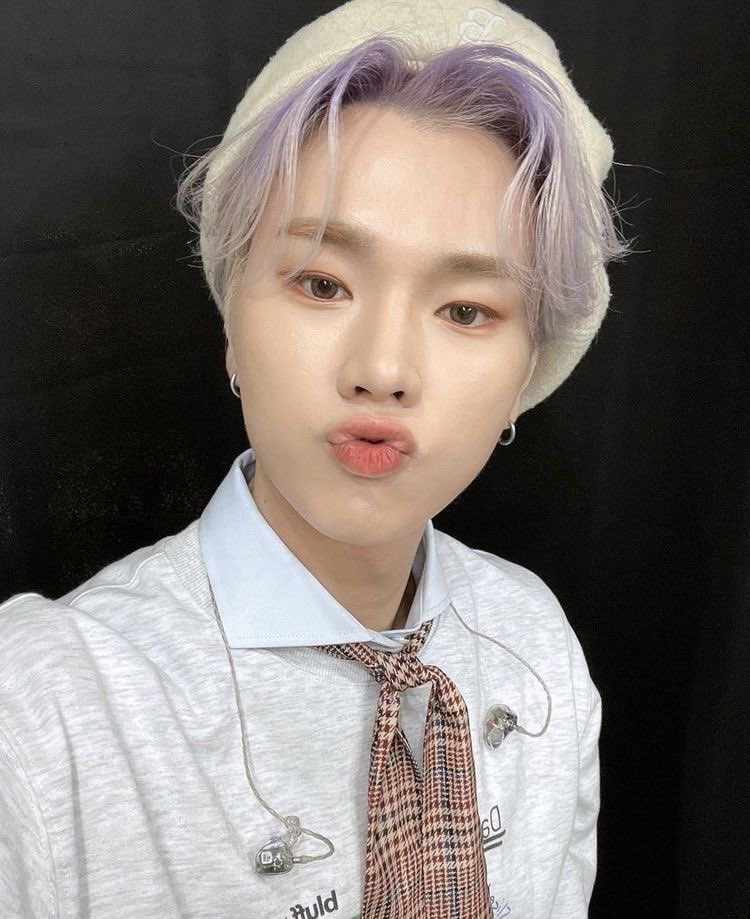 jungsubtt's tweet photo. hey ! soy un jungsu bōt y vengo a recordarte que te amo mucho. mi dm estará abierto siempre para ti, (@) si me necesitas, gracias por existir. <3 https://t.co/D1Q0eqyDxB
