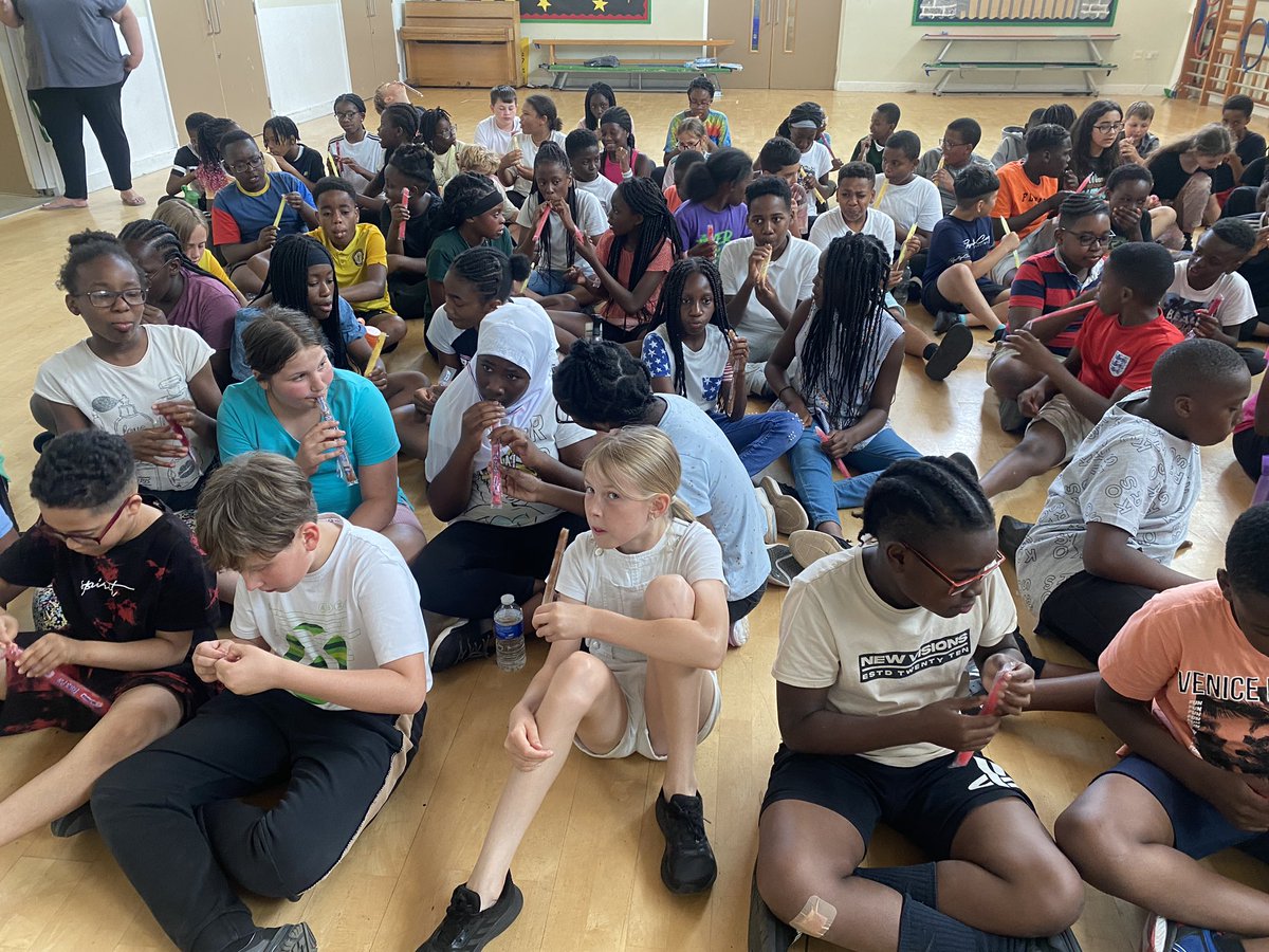 Discovery_Y6's tweet photo. Year 6️⃣ 💪 Summer ☀️ 🌈 2️⃣ ICE to see you, to see you…ICE 🧊 A frozen 🥶 sweet treat to end the day! #HavinganICEday #Wearesocool #Year6 #DPS https://t.co/oioPNvIFaX
