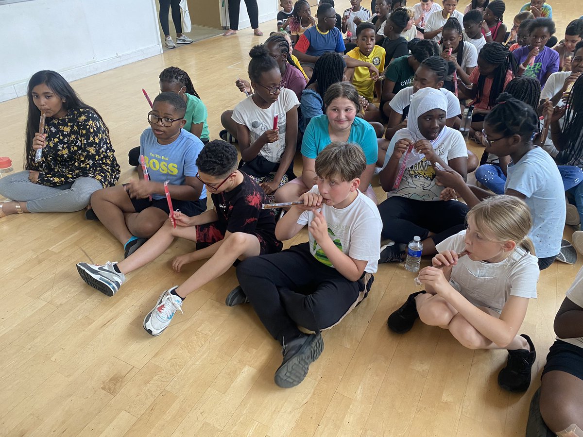 Discovery_Y6's tweet photo. Year 6️⃣ 💪 Summer ☀️ 🌈 2️⃣ ICE to see you, to see you…ICE 🧊 A frozen 🥶 sweet treat to end the day! #HavinganICEday #Wearesocool #Year6 #DPS https://t.co/oioPNvIFaX