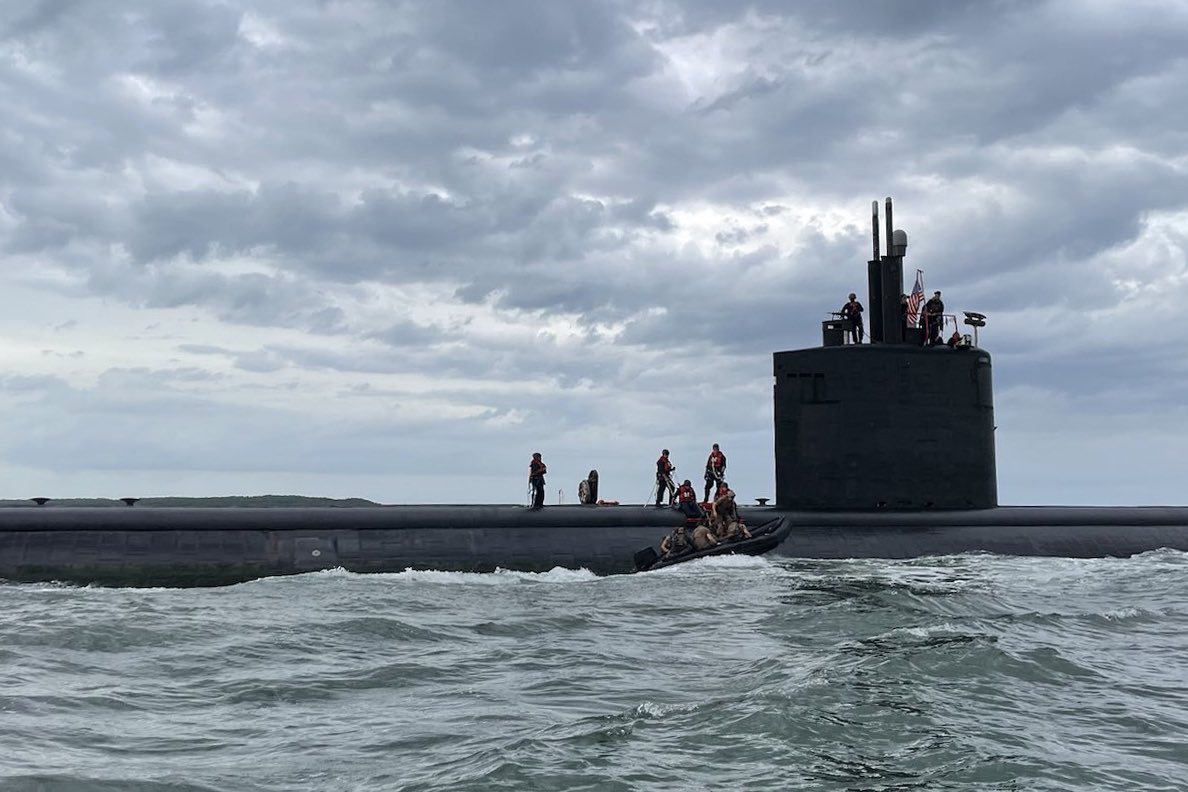 NAVSOUS4THFLT's tweet image. East-coast based U.S. Naval Special Warfare Operators (SEALs), Paraguayan, and Colombian special operations personnel conduct SUB/SOF integration aboard the Los Angeles-class fast-attack submarine USS Pasadena (SSN 752) during #UNITASLXIV