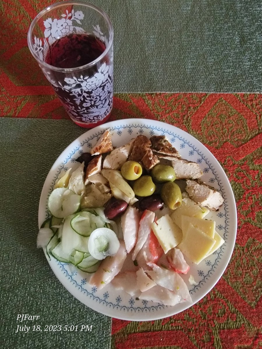 PeggyJoFarr2's tweet photo. #summersupper
Cheese, crab, chicken marsala, olives, cucumber &amp; onions in a light vignette, and artichoke hearts, along with cranberry and raspberry juice cocktail on the side. Ahh, refreshing. https://t.co/lca8oS0fS5