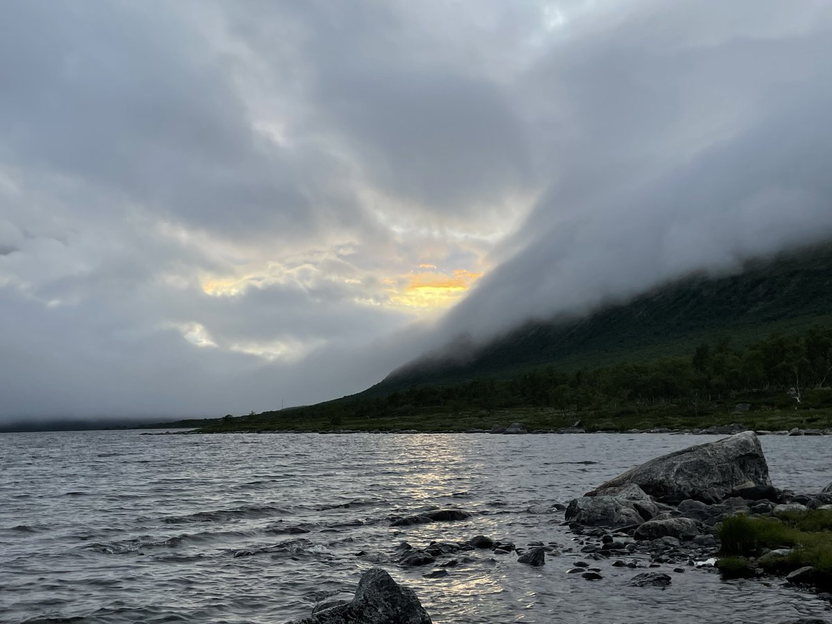 OliKockova's tweet photo. Nevěřím na zázraky.
Spoléhám na ně.
Půlnoční slunce v Kilpisjärvi.
Vykouklo na pouhých 7 minut 😍🥰
Krásnou noc i vám ❤️
#trip2North #naCestách #happyOli #maléRadosti https://t.co/g4WlyDRxVA