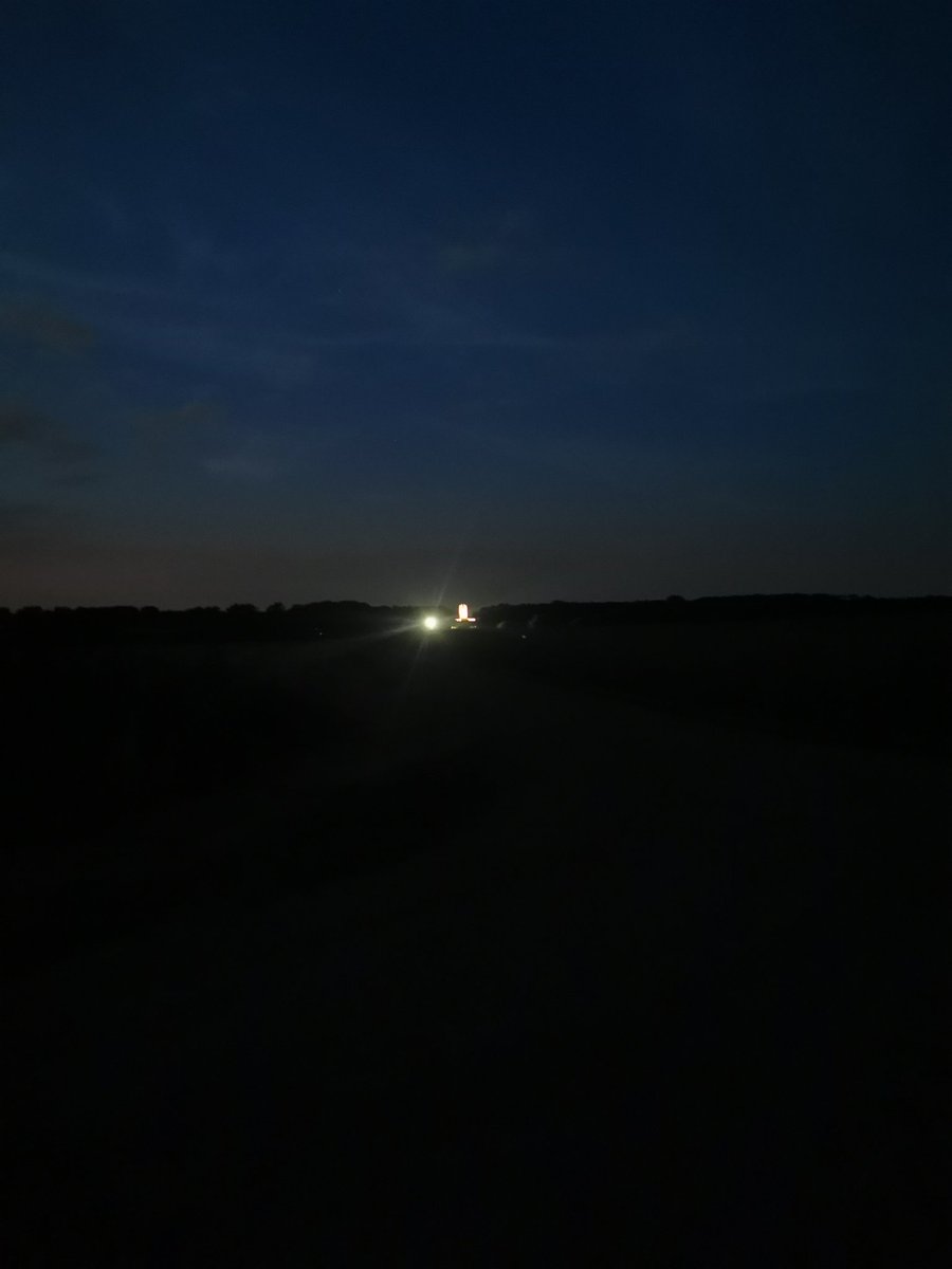 A_Beauc's tweet image. #moisson2023 lancée, c&apos;est parti jusqu&apos;au bout de la nuit ?!
Pépère est de sortie pour se decalaminer un peu 😅

On va profiter de la fraîcheur de la nuit des paysages, on est bien !
@Fragritwittos
#FrAgTw
#fragmoisson2023
#ceuxquivousnourrissent
@chambagri_hdf 
@hautsdefrance