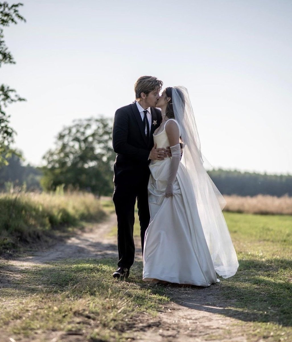 _annnsophie's tweet photo. such a beautiful couple https://t.co/B5Ks4fkhpP