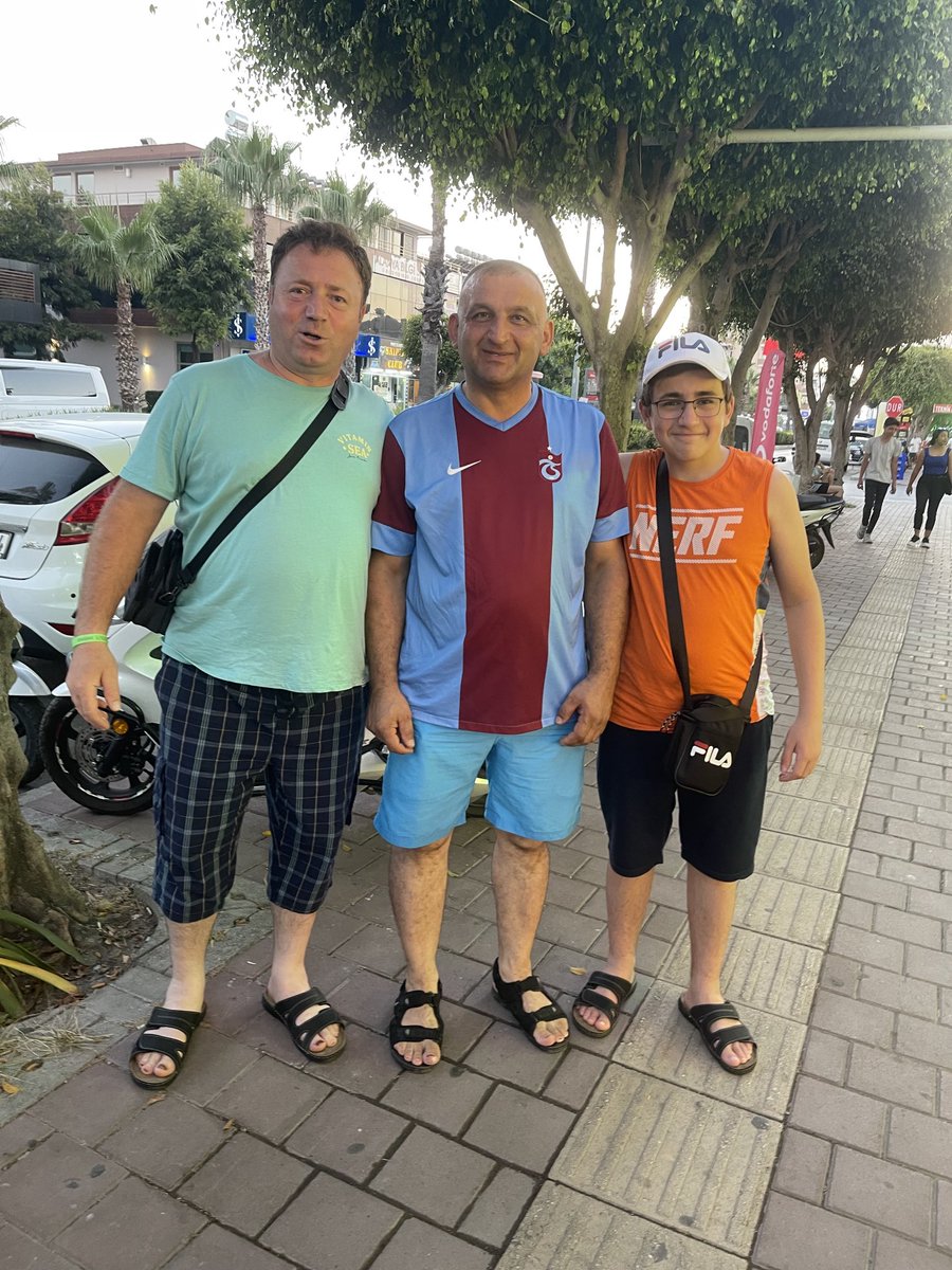 Bugün Alanya, da karşılaştık kim olduğunu bilmiyorum Sürmeneliyim , Otel de çalışıyorum dedi hemen yengeden izin alarak oğlum la foto cektırdik