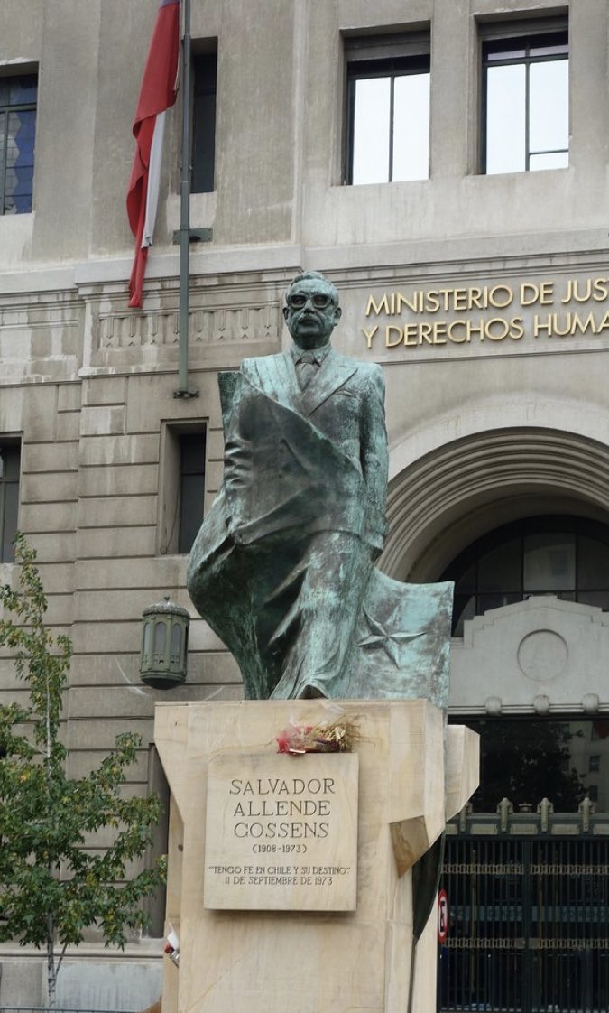 juanpabloswett's tweet photo. Mas tarde que temprano esta estatua será retirada de La Moneda en señal de
-Respeto a la democracia
-Respeto a constitución
-Respeto a derechos ciudadanos
El tiempo se hará cargo de poner a Salvador Allende en el lugar que merece en la historia; un triste y nefasto Pdte de Chile https://t.co/XoWffUXxHy