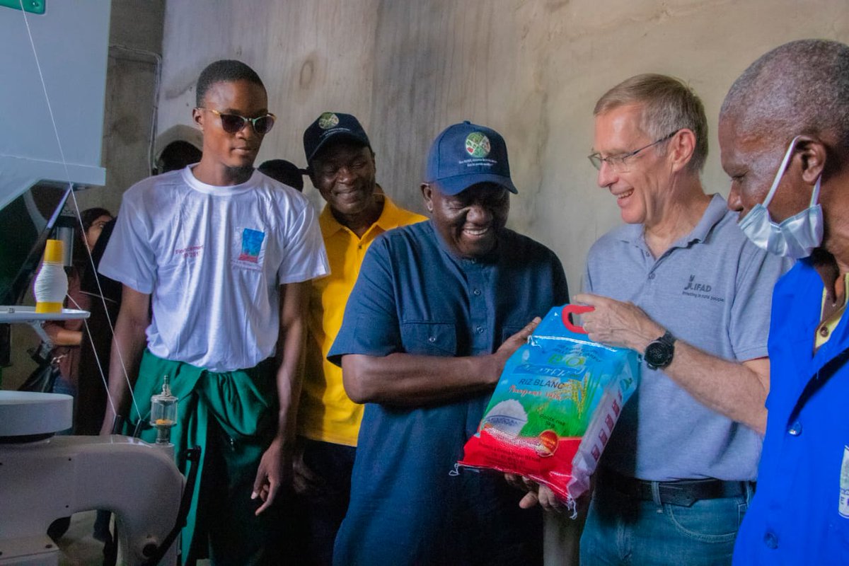 UNBenin's tweet image. En visite au Bénin, le V-PA 
@FIDA M. Donald Brown et le Direc. @FIDAfriqueOuest M. Bernard Hein ont visité avec le Ministre #GastonDossouhoui &amp;amp; le RCai @UNBenin, @tiemrich ce 18/07, la coopérative Matekpo, productrice de Riz Long Grain à #GrandPopo. 
Financement @IFAD. 
#PADAAM.