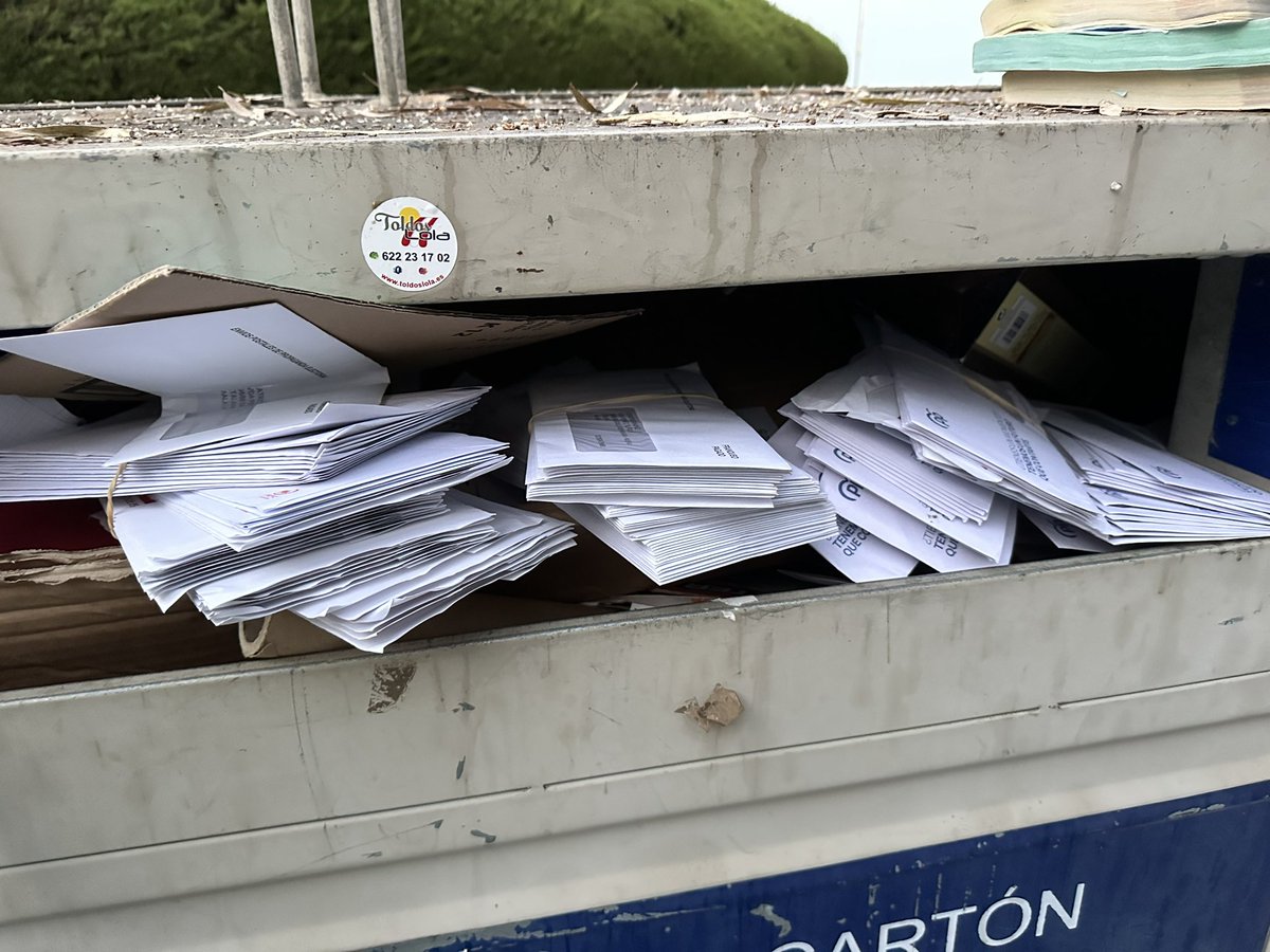 netmunta's tweet image. Así reparten la propaganda electoral…  @PSOE @ppopular @vox_es @Correos