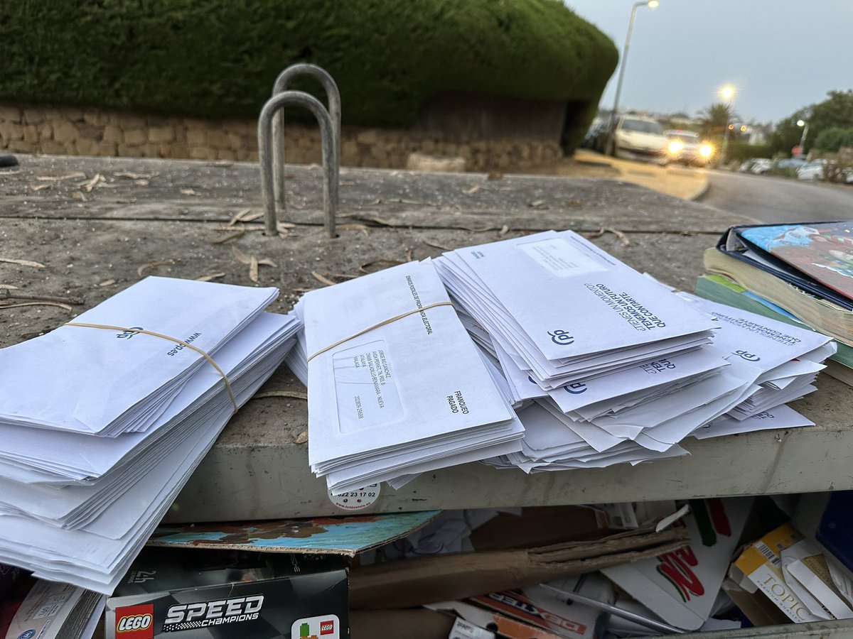 netmunta's tweet image. Así reparten la propaganda electoral…  @PSOE @ppopular @vox_es @Correos