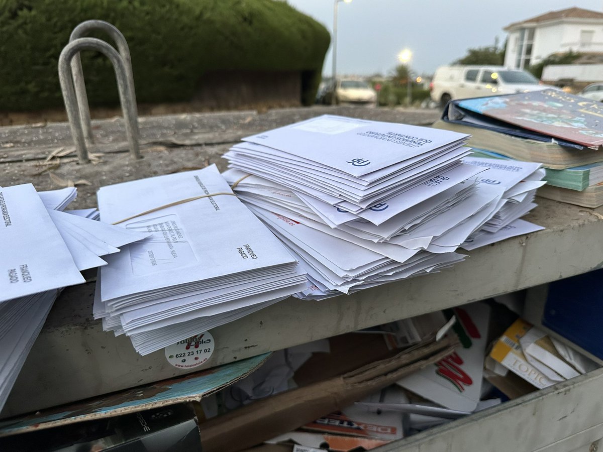 netmunta's tweet image. Así reparten la propaganda electoral…  @PSOE @ppopular @vox_es @Correos