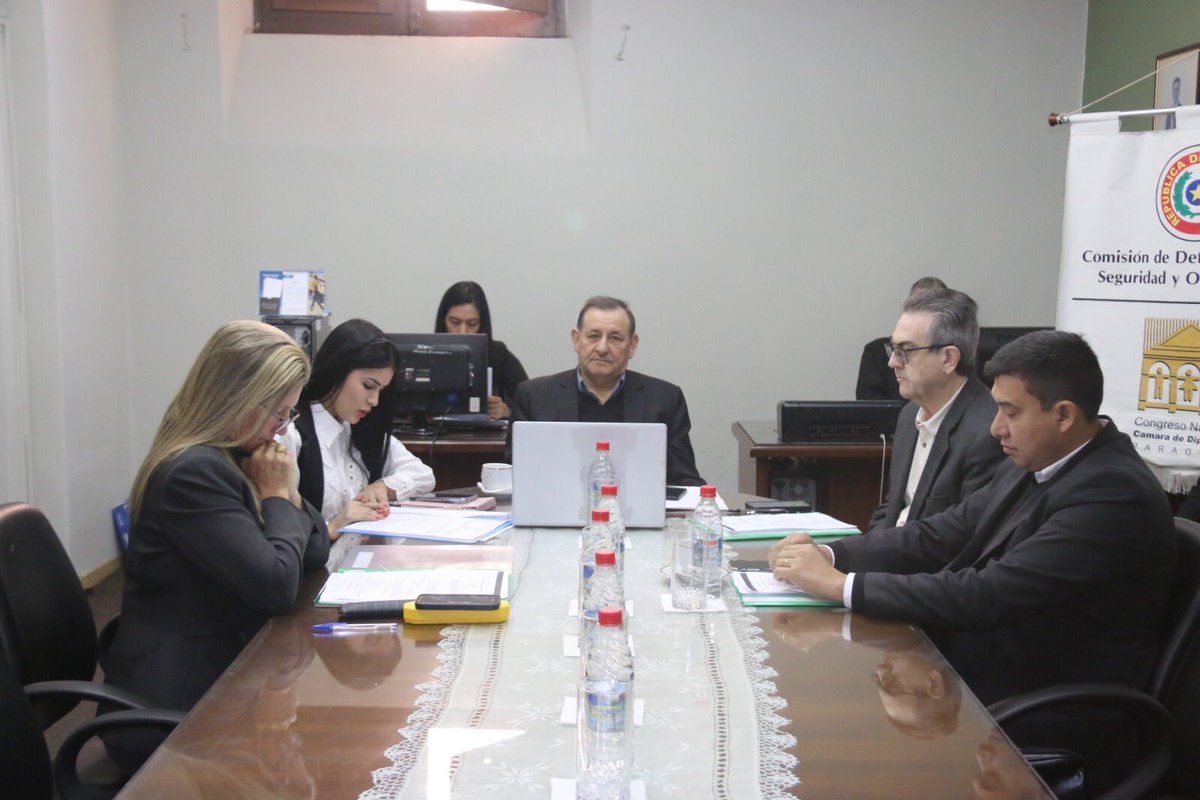 ComDefensaHCD's tweet image. 𝗖𝗼𝗻𝗳𝗼𝗿𝗺𝗮𝗰𝗶𝗼́𝗻 𝗱𝗲 𝗺𝗲𝘀𝗮 𝗱𝗶𝗿𝗲𝗰𝘁𝗶𝘃𝗮 𝗣𝗲𝗿𝗶𝗼𝗱𝗼 𝟮𝟬𝟮𝟯-𝟮𝟬𝟮𝟰
Comisión Defensa Nacional, Seguridad, Inteligencia y Orden Interno de @DiputadosPy

➡️ Presidente: Dip. Pedro Ortiz.
➡️ Vicepresidente: Dip. Diego Candia.
➡️ Secretario: Dip. @YAMILESGAIB.