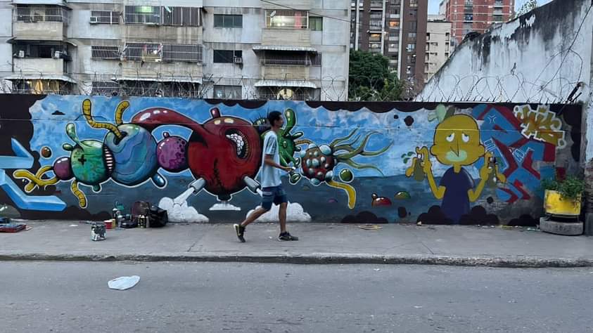 delascallesweb's tweet photo. Una muestra de respeto hacia la leyenda #MarcosViaLibre de parte de sus colegas Sar PSP, Eros AMR,Trevel AMR, Rd y  Keko PC.

Realizado en el corazón de Quinta Crespo bajo lluvia y todo.
 
📷 @amr.cru

#graffiti #graffitivenezuela #vialibre #quintacrespo https://t.co/LWhKwnjhLH