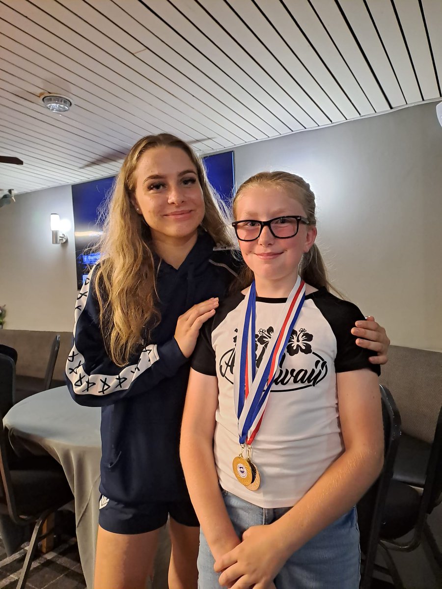 dawn_heley's tweet photo. @OSJ_Sports sports awards tonight for Niamh. Couldn't find anyone better for her to look up to! @GennaBanks @gracebanks05 https://t.co/3ImOlVY7lK