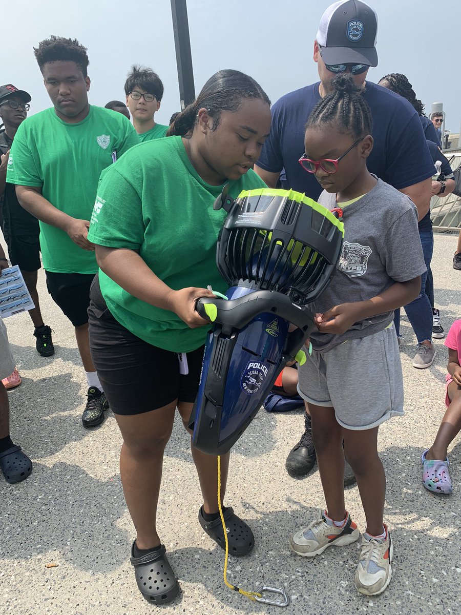 Great job today @NYPDSpecialops Scuba Team & @NYPDCommAffairs for Breaking Bread and Building Bonds on the beach today. And also learning water safety tips. @PALNewYork @SwimStrongNY @mayorsCAU @NYPDnews #eachoneteachone