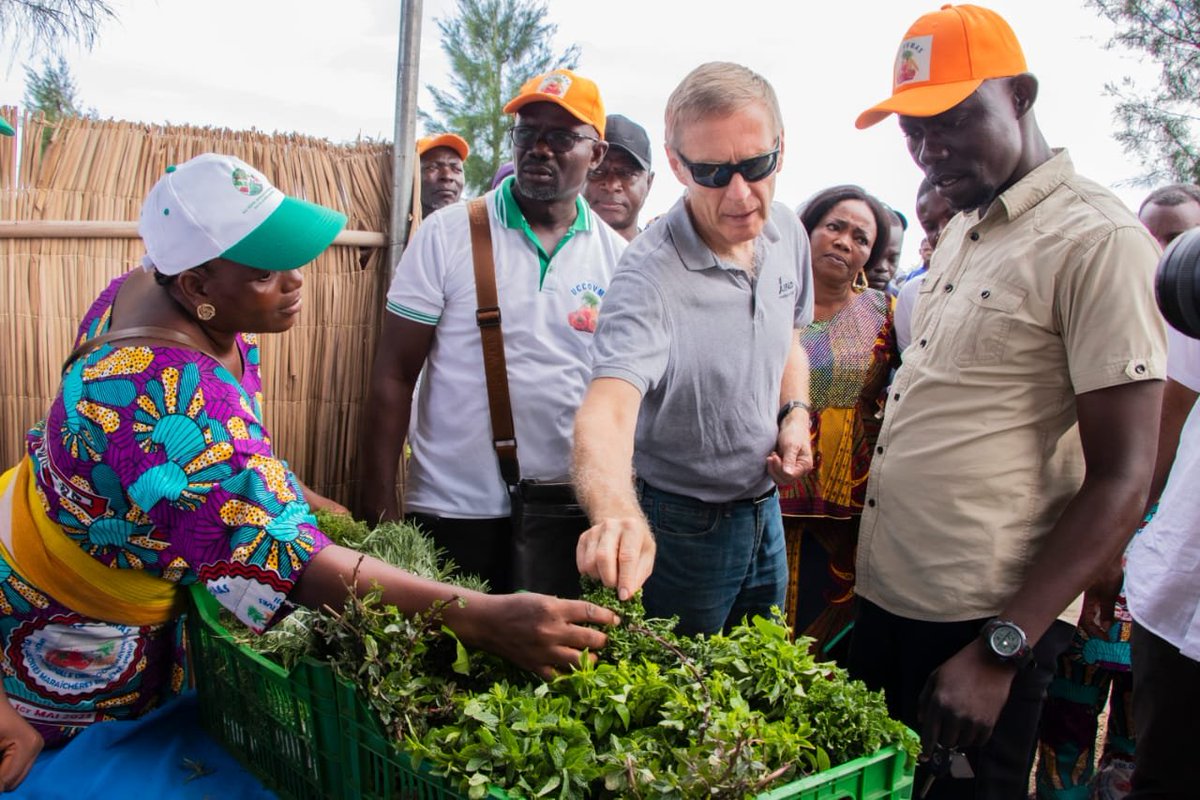 UNBenin's tweet photo. #VisiteSpéciale:
Le Vice-PA @FIDA et le Directeur @FIDAfriqueOuest se sont rendus ce 18/07 sur une ferme maraîchère de 5️⃣0️⃣2️⃣hectares engageant 932 producteurs à Sèmè Kpodji. 
Financement du @FIDA dans le cadre du #PADMAR. https://t.co/0ycaxqdpVW