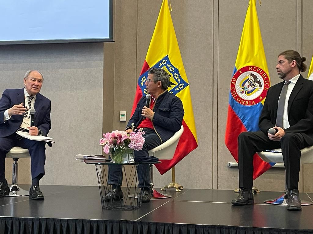 MinInterior's tweet photo. Avanza en Bogotá el seminario "La Consulta Previa en el marco de la Paz Total", liderado por el @Mininterior, en un escenario de construcción de ideas y reflexión. https://t.co/OvYoMPY5Fv