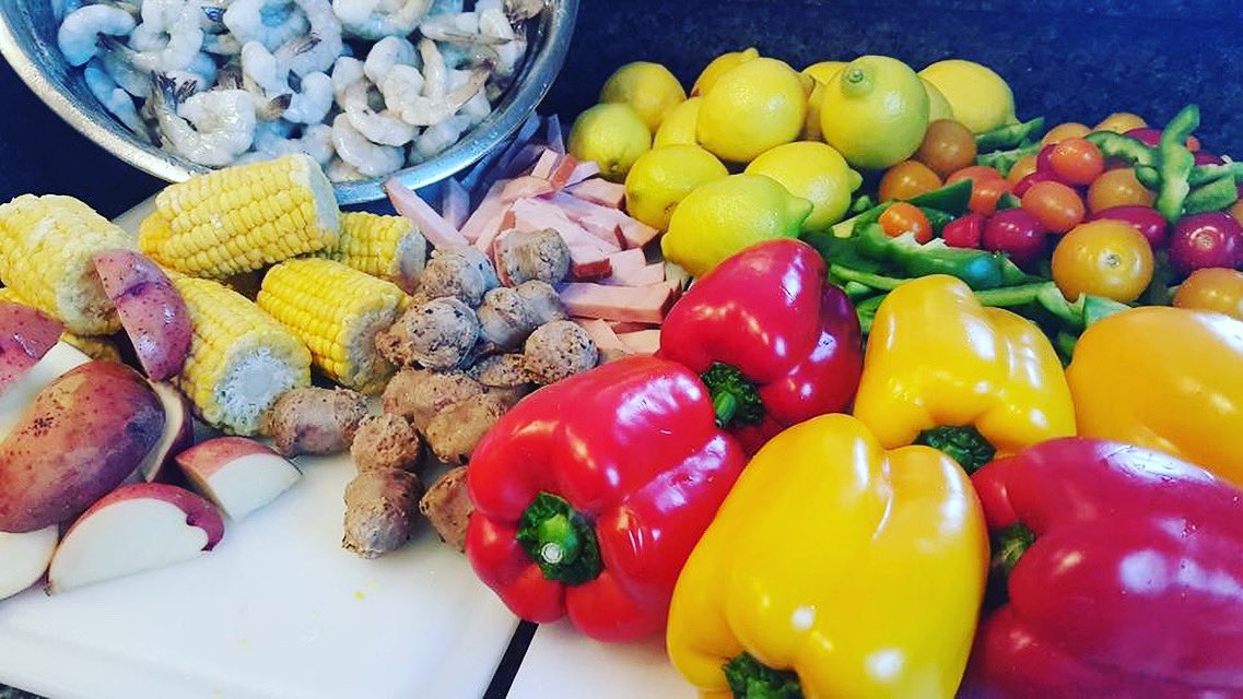 Fork_and_Fiddle's tweet image. The Indiana harvest is in! We pick up our first fresh-picked order from our Farm to Trailer partner Kurtz Produce TOMORROW and bring locally-grown, fresh-outta-the-dirt veg to all your Fiddler favorites THIS WEEK! Don’t miss out on the goodness! #forkandfiddle #farmtotrailer