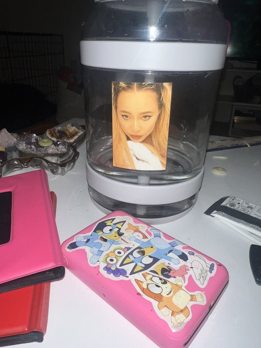 Elena Sainte on Twitter "I printed off a pic of myself bc narcissism"