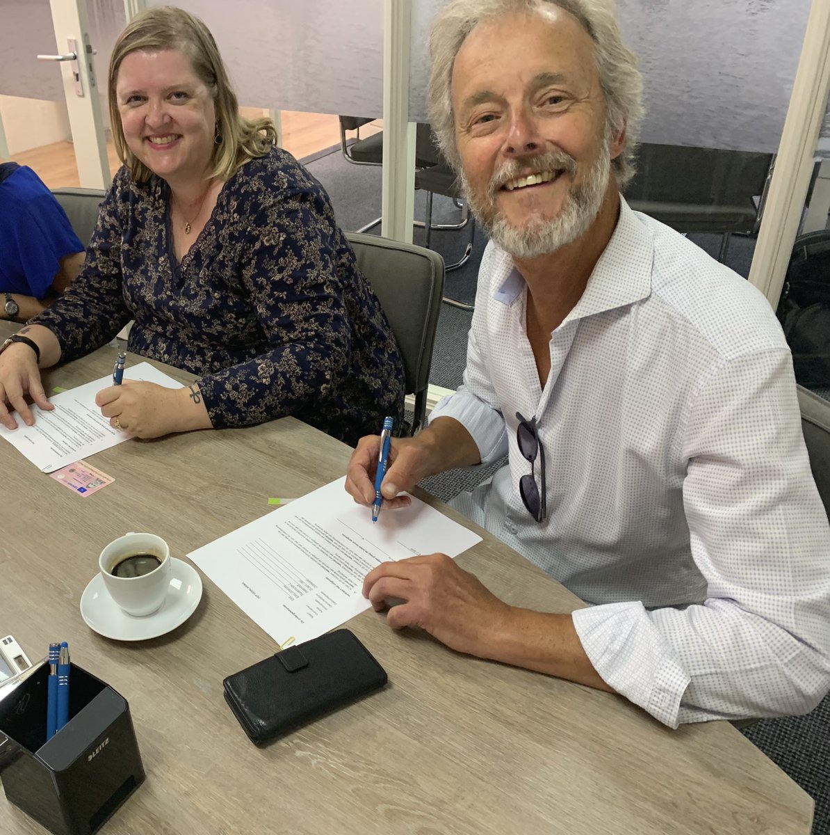 Jaaaa, het is zover! Het Sociale Winkeltje is een stichting!🎉
Ed (voorzitter),Marion (penningmeester) en Astrid hebben vandaag getekend bij Zaannotarissen. Een voorziening die echt het verschil maakt in Saendelft! #verbinding #cohesie #samenhang <a href="/GemZaanstad/">Gemeente Zaanstad</a> <a href="/SlegersGerard/">Gerard Slegers</a>