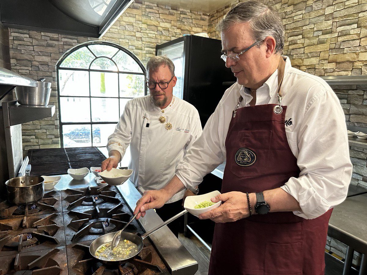 m_ebrard's tweet photo. Cocinando en “El Porvenir “ de Tampico https://t.co/ONuEGDYkpL