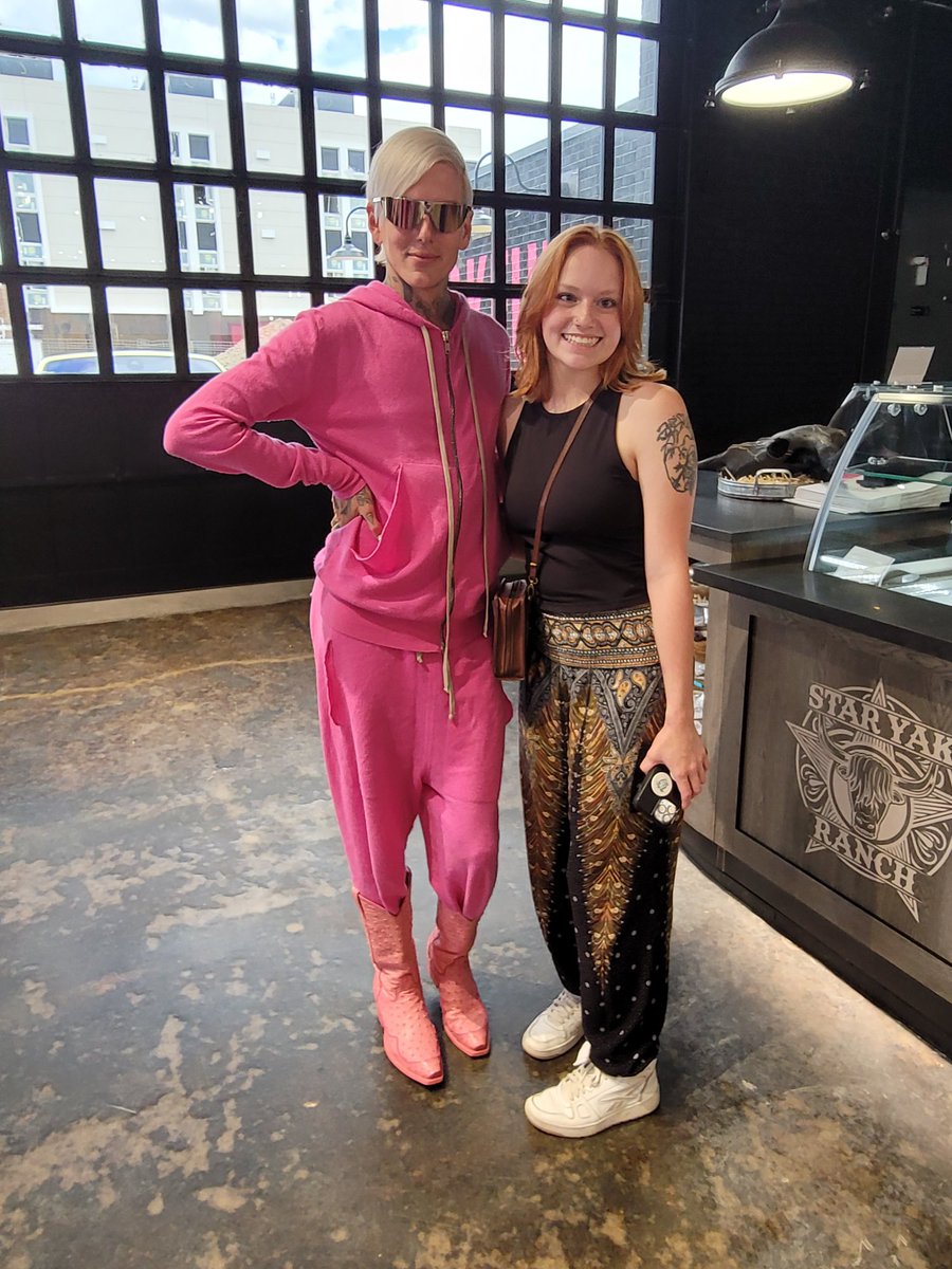 Yall I dont even care that my mom did me dirty with this pic, I got to go to the new Jeffree Star store in Casper on our roadtrip. @JeffreeStar is so nice and also lowkey spooked me when he walked behind me! https://t.co/rxylZRNrkE