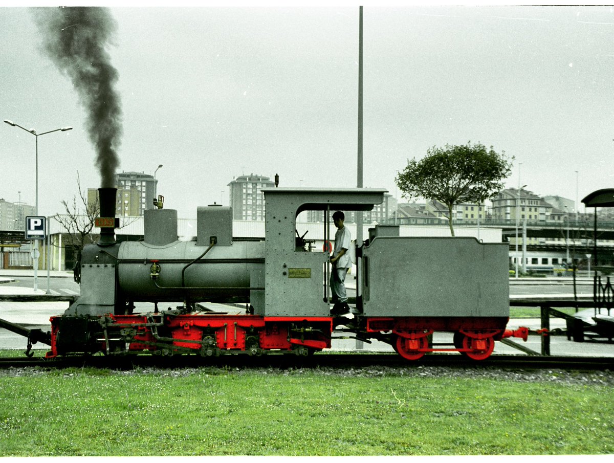 Patrimoni viu 
Locomotora AM-105, de rodatge 0-5-0 i ample de via de 60 cm, construïda per O&K l'any 1910. En proves a Gijón l'any 2003, un cop restaurada en estat de marxa, pel projecte de Tren del Ciment.
Només a un tio collxx se li acudeix 🚂  vestit de blanc. 😅💪