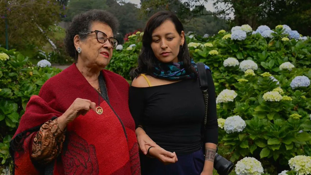 Mi amada Yekuana, no sé cómo agradecerte ese gran esfuerzo, que realizaste junto a tu equipo, para lograr ese Documental tan hermoso
Q Dios te lo devuelva en salud y éxitos. Dios y Chávez te bendigan hoy y siempre. Aunque sé q cada revolucionari@ q lo vea, te lo va a agradecer.