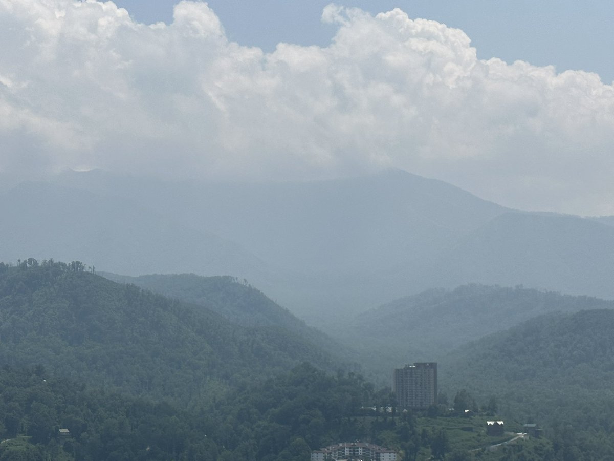 GGuerre27411493's tweet photo. View of Gatlinburg from the skybridge.   Also a view of the Smoky Mountains. https://t.co/40uqC9Xafx