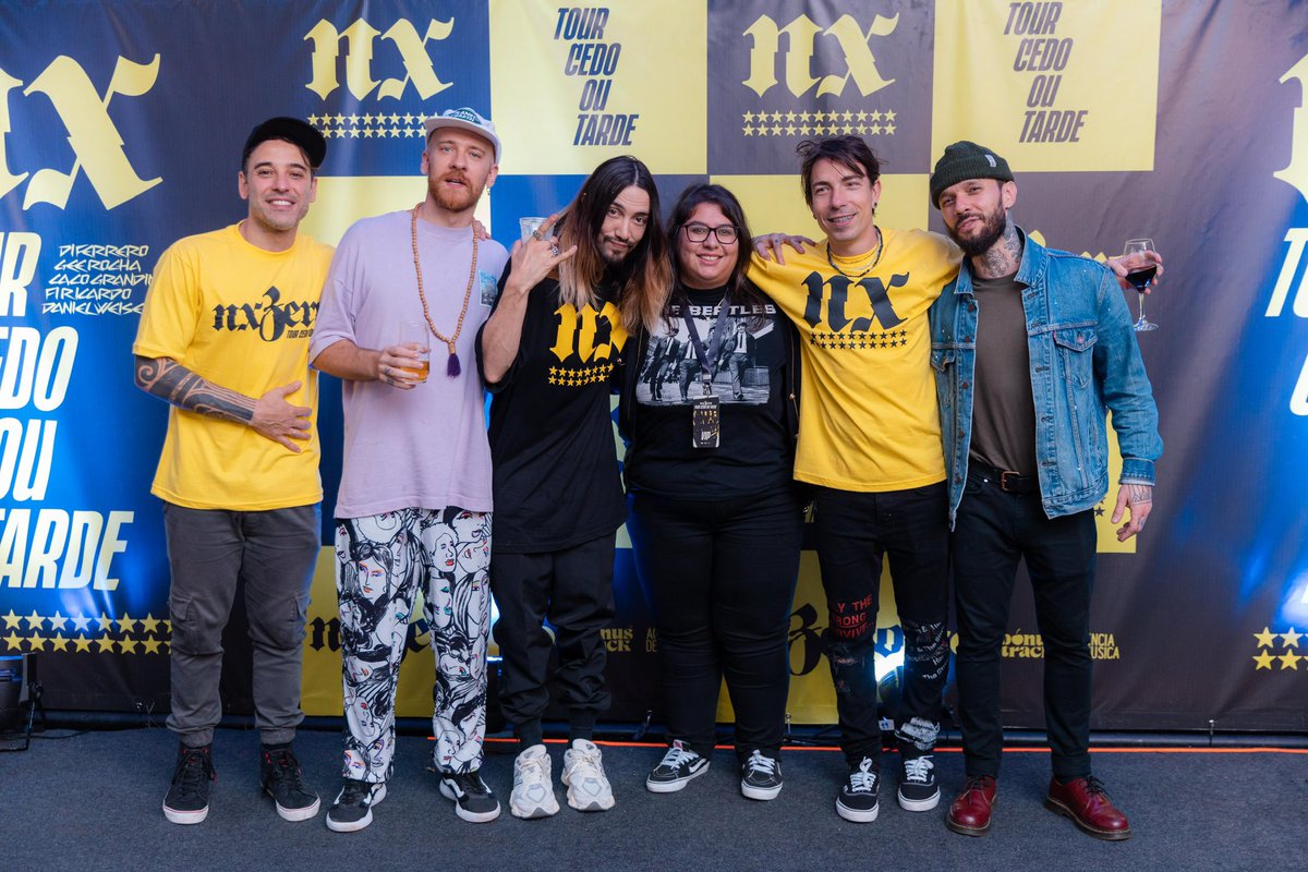 babiraposo's tweet photo. Minha vida toda essa banda ❤️ https://t.co/BgPGshst3B