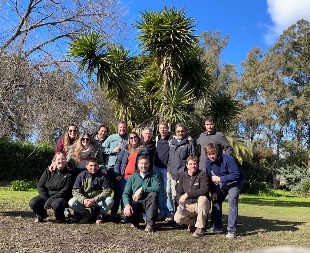 Marianvillafan's tweet photo. Comenzando a mostrar los ensayos de #Mateno #Iteros. Hoy tocó la visita de @martin_deyaniz y equipo. Gracias por estar siempre @solarroquy @Rolobidegain @AgroBayerAR https://t.co/4o2zP6zJck