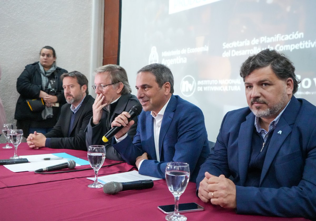 MinutoYa's tweet photo. Candidatos del peronismo acompañaron el lanzamiento de la primera convocatoria #PROVIAR II
@ParisiOmar @lucasilardo @MartinAveiro @LizanaGaby @anabelfsagasti
https://t.co/OwBGN4ZonD https://t.co/yVUOIvxPbB