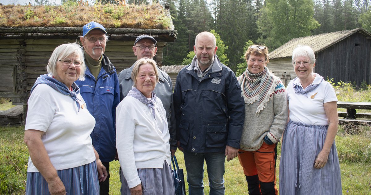 sticklingens's tweet photo. https://t.co/HpDWGe9A9P
Från vänster:
Ulla Andersson, Torsten Pettersson, Leif Andersson, Tina Blixt, Yngve Thorné, Ulrika Korkala, Christina Johansson.
Foto: Hampus Petersson
#Skattlösberg #Dalarna #Finnmarken #Kulturarv #Kulturbygd #Luossa #Luossastugan #DanAndersson https://t.co/WjDRZN7AFy