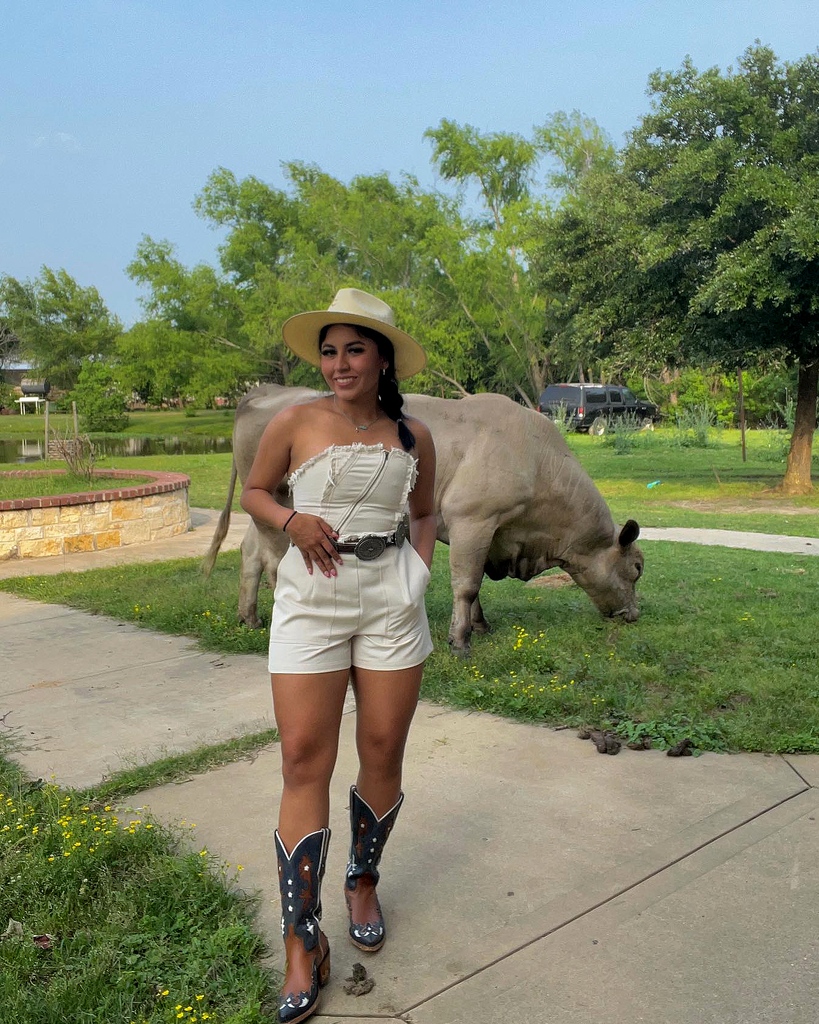 Idyllwind's tweet photo. Swayin' to the wild side #Bootcam 👢@ lizpachucaa
#Idyllwind #MirandaLambert #BootBarn #Boots #WesternFashion #WesternWear #Country #CowgirlBoots https://t.co/IdKa76KKe9