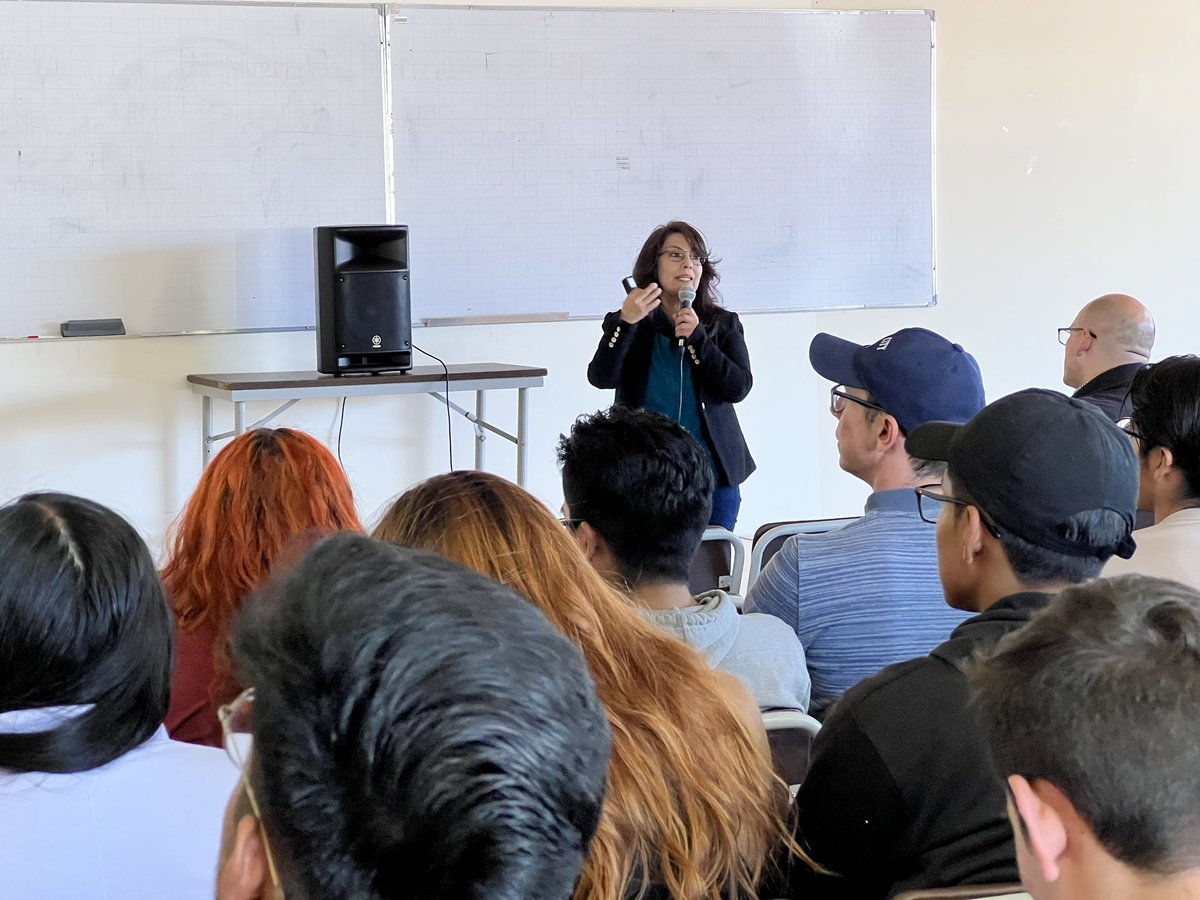 EPNEcuador's tweet photo. 📢Con el fin de fomentar el desarrollo de habilidades en los alumnos para despertar y fortalecer su intención de emprender, los estudiantes de la #ESFOT recibieron una charla sobre emprendimiento.
▶️Más información: https://t.co/TNl8QSPtUR https://t.co/ueldJmwzKr
