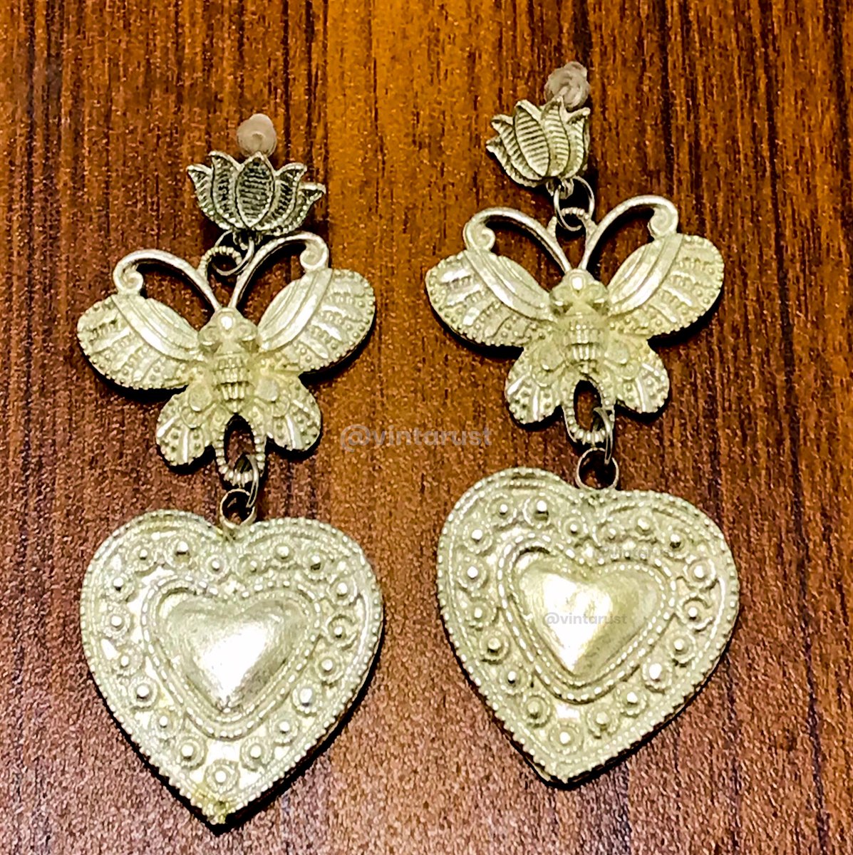 Silver Tone Heart Shaped Dangle Earrings.

Shop Now:
buff.ly/43DeRor

#silverearrings #handmadejewelry #tribalchic #heartshapedearrings #elegantcharisma #globalappeal #filigreebeauty #jewelryenthusiast #timelesselegance #vintarust #earrings #jewelryaddict #earring