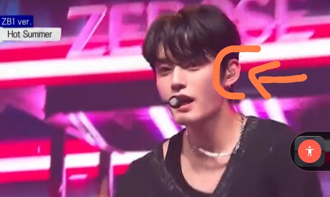 MyKdol's tweet photo. Guys I really want to talk something after seeing Jiwoong with a patch on his neck I couldn’t help but connect it to the past events
-Jg that passed out after receiving an electric shock from his earpiece 
-GYUVIN went to the hospital for dizziness(1)
-Jg with a patch on his neck https://t.co/o0eDSYN4Jy