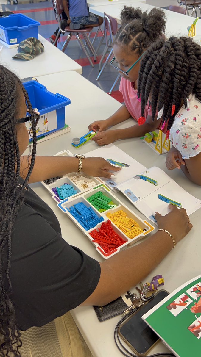 ClaremontComets's tweet image. Claremont Summer Camp and STEM Learning. Our students are having a ball collaborating, creating, and successfully accomplishing their goals. Look at our K-3 graders go. #CPSSTEM