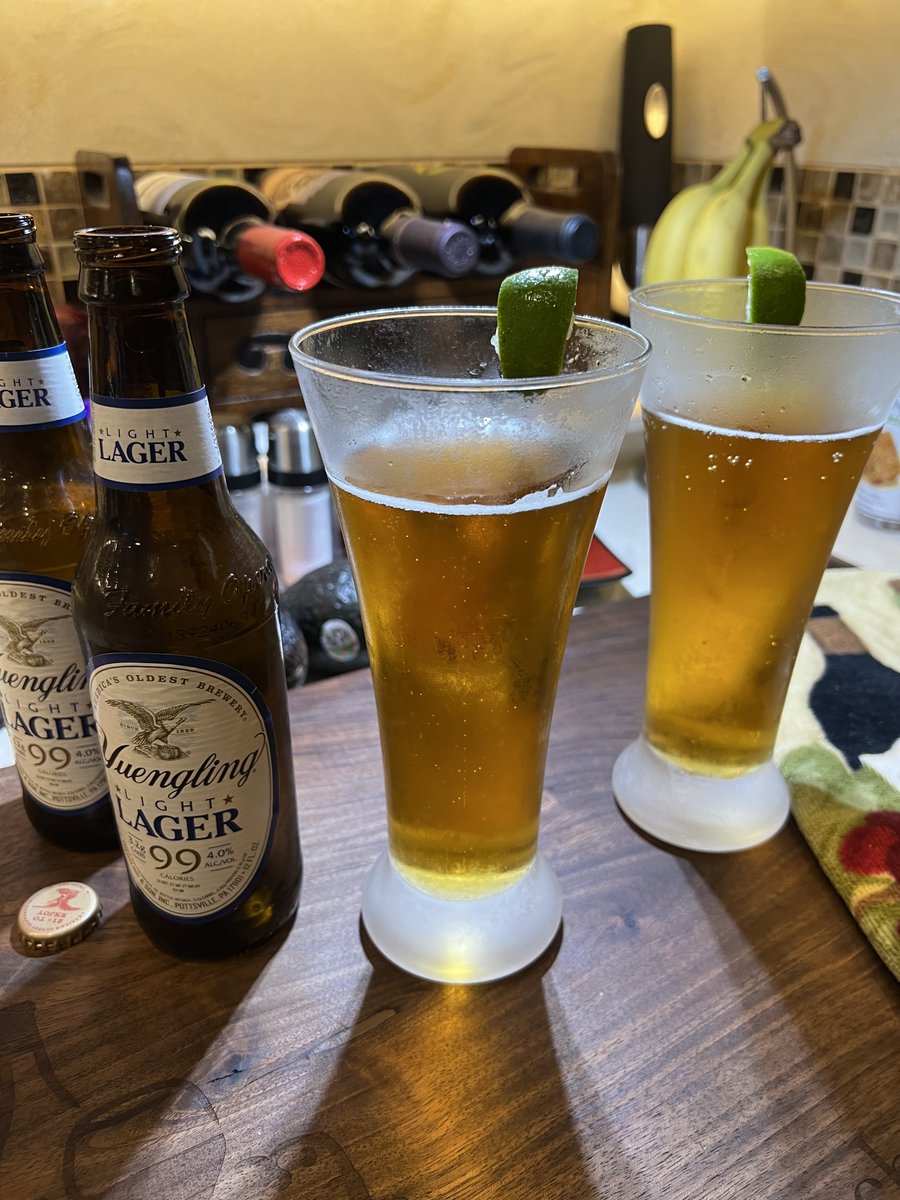 krezae's tweet image. Street tacos on the #Blackstone! 🌮🌞✌🏼
We serve @yuenglingbeer in a frosty glass 🍻for #TacoTuesday #mencook #livinganywhere #travel #roadtrip #luxurytravel #twittersupperclub