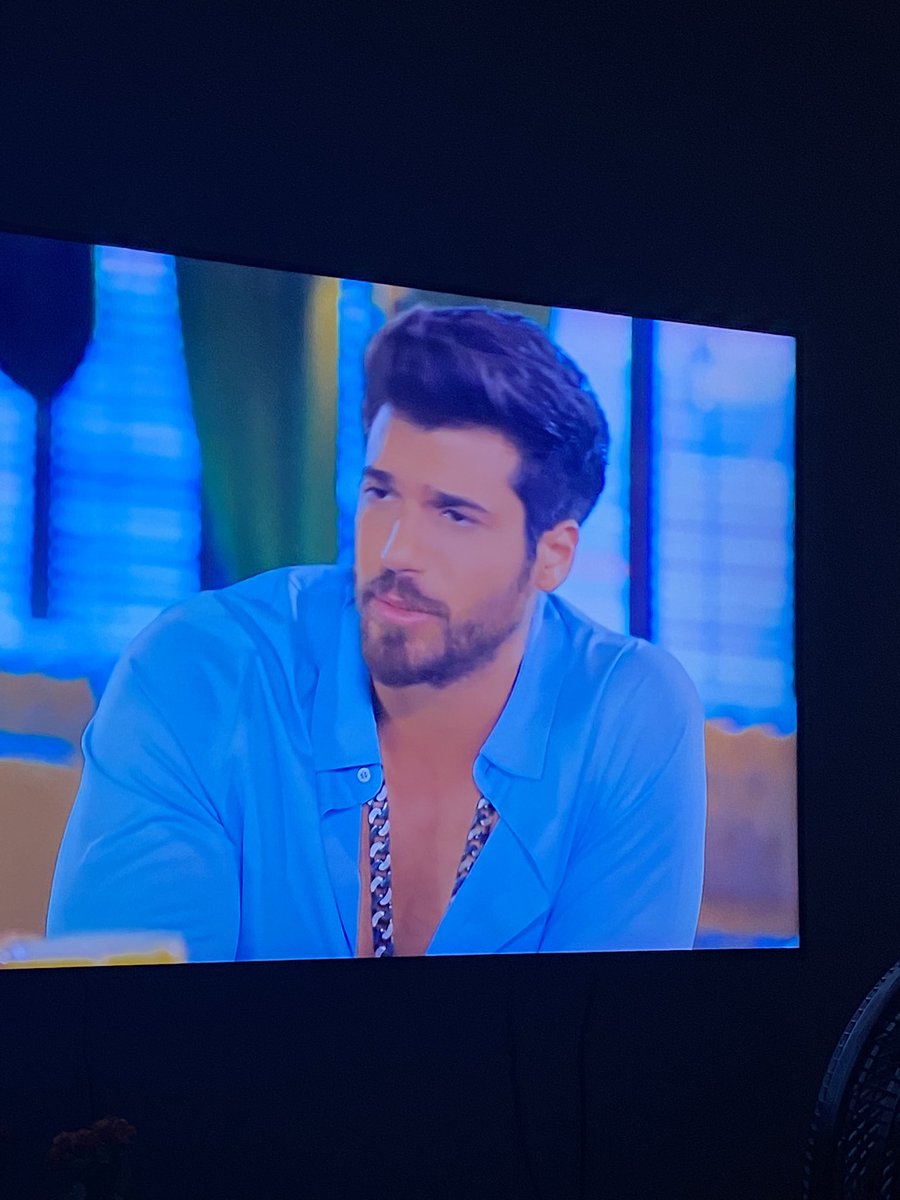regiane_CY's tweet photo. Eu sei que já disse antes mas fico impactada com a beleza do Can como Özgür 

#ÖzgürAtasoy 
#CanYaman
#SrErrado
#BayYanlış https://t.co/4Fc6DnY2gJ