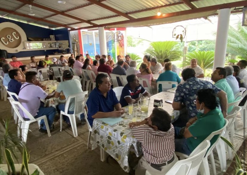 GuerreroGeek's tweet photo. #EnLaRutaConBravo 
🐟🌴🌞🛣️🚗💨

En Tecpan y ante la presencia de gente de Coyuca de Benítez, Benito Juárez, Atoyac, el presidente del @CDEPRIGuerrero Ing.  @AleBravoAb habló acerca del Frente Amplio por México y la necesidad de trabajar en equipo. 

#PRIGuerrero
#AlejandroBravo https://t.co/CD718y4VZI