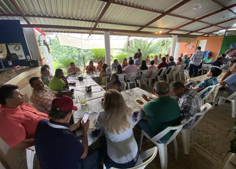 GuerreroGeek's tweet photo. #EnLaRutaConBravo 
🐟🌴🌞🛣️🚗💨

En Tecpan y ante la presencia de gente de Coyuca de Benítez, Benito Juárez, Atoyac, el presidente del @CDEPRIGuerrero Ing.  @AleBravoAb habló acerca del Frente Amplio por México y la necesidad de trabajar en equipo. 

#PRIGuerrero
#AlejandroBravo https://t.co/CD718y4VZI