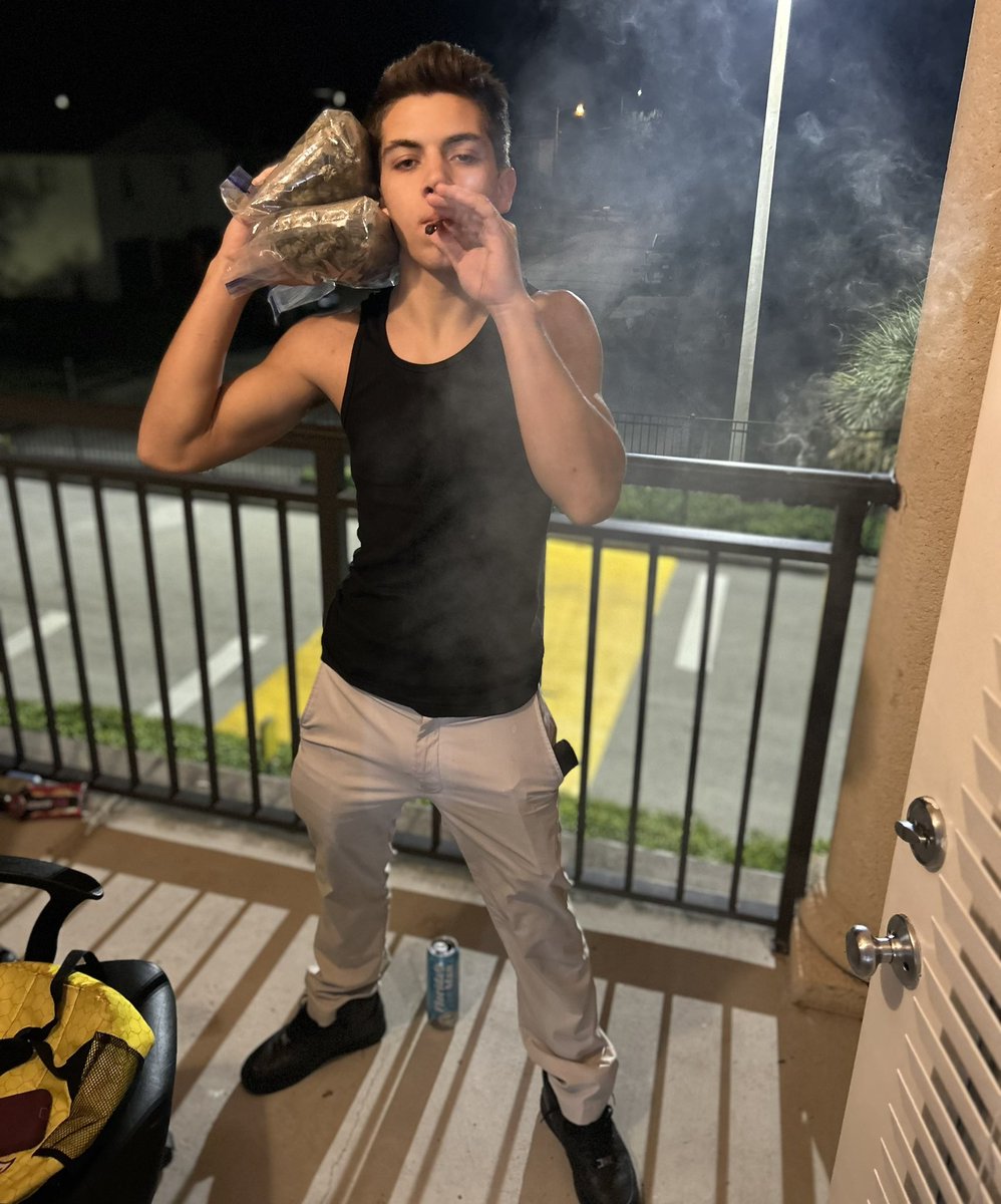 Left 4 Dead 🧟‍♂️ is out now on all platforms!!

🍎: music.apple.com/us/album/left-…

🔊: open.spotify.com/track/0Ui7T9Ze…

☁️: on.soundcloud.com/SqBJRbeSL2agNj…