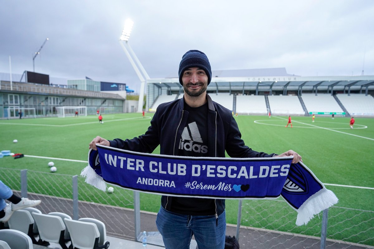 interescaldes's tweet photo. Gràcies pel teu suport, @Itopere! 👏🏻⚽

El jugador espanyol del B68 Toftir ha presenciat el nostre entrenament i ha volgut compartir amb la plantilla.

#seremmés💙🖤 #ConferenceLeague https://t.co/dboVuAbE8r