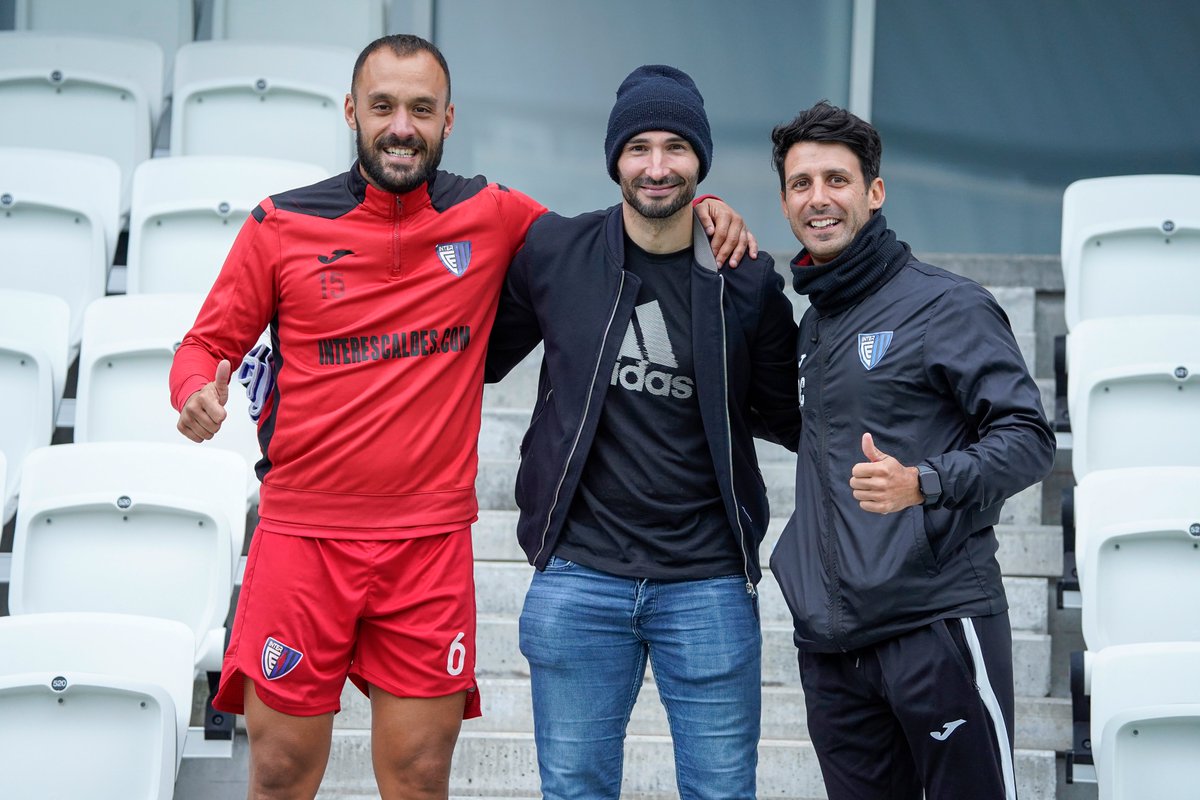interescaldes's tweet photo. Gràcies pel teu suport, @Itopere! 👏🏻⚽

El jugador espanyol del B68 Toftir ha presenciat el nostre entrenament i ha volgut compartir amb la plantilla.

#seremmés💙🖤 #ConferenceLeague https://t.co/dboVuAbE8r