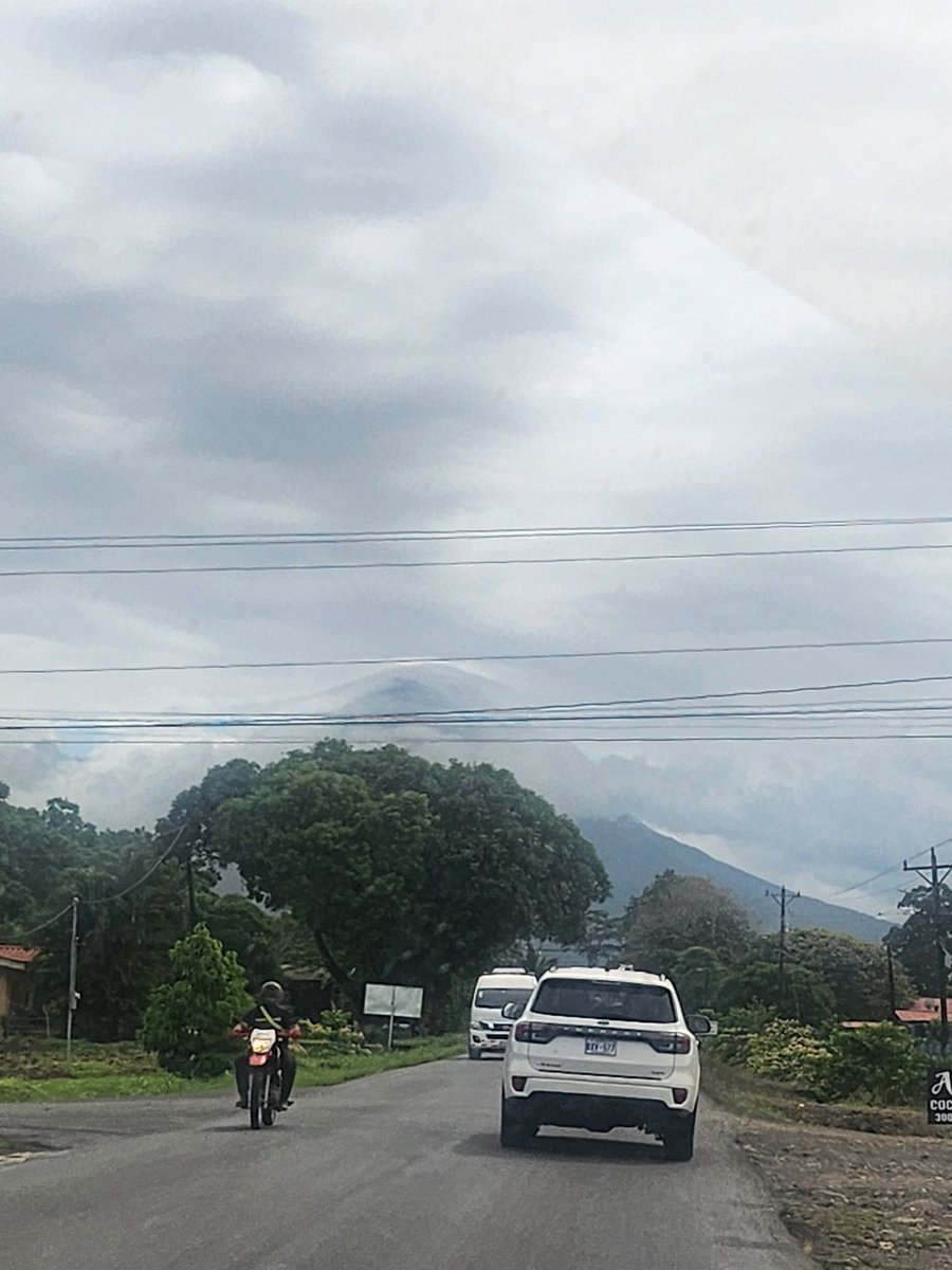 Escondido en las nubes. #volcanarenal