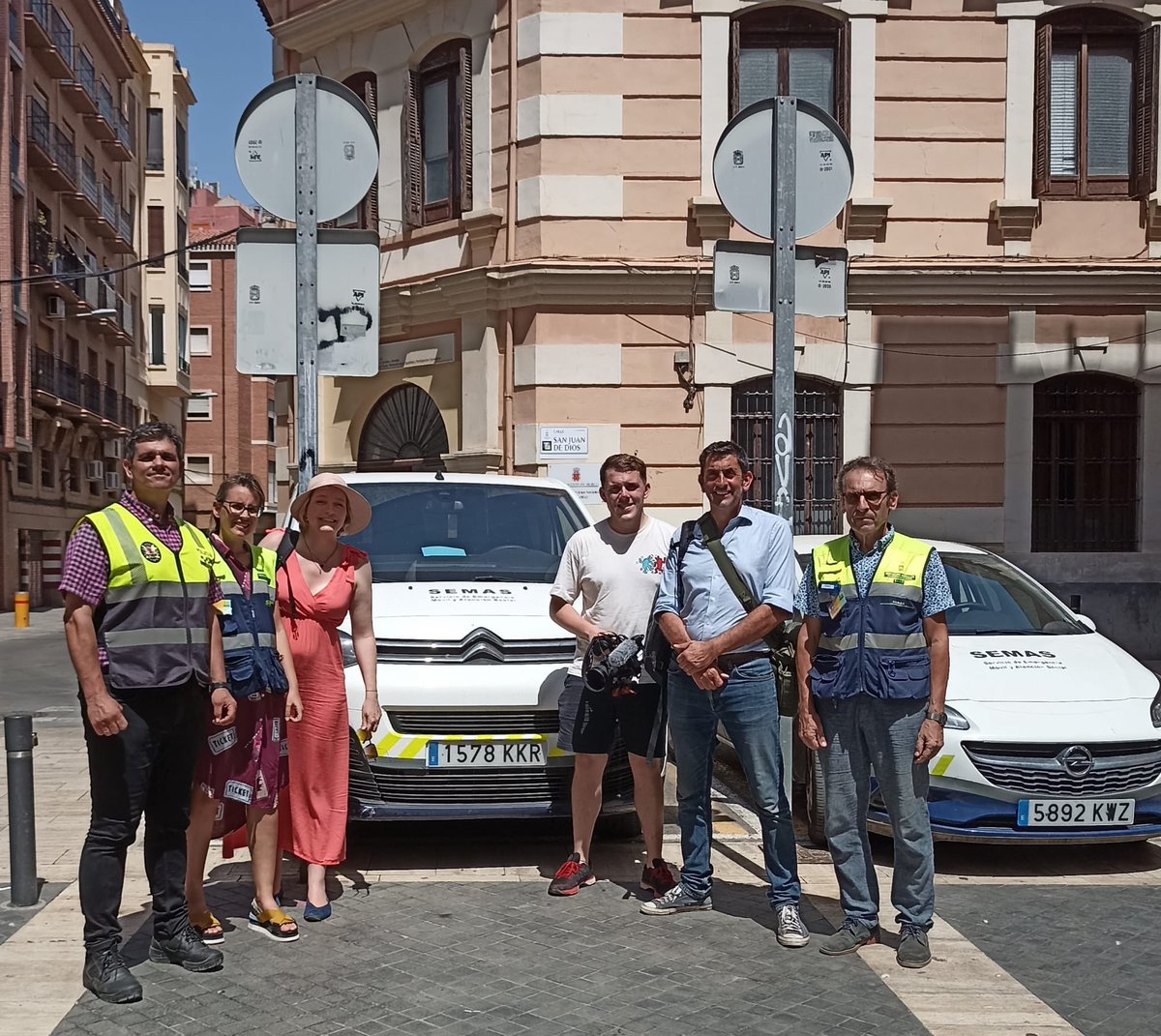 pititorres's tweet photo. 🎦 Reportaje de la cadena BBC 🇬🇧 hoy en Murcia, con motivo de la Ola de Calor.
Interesados en las políticas de atención a las personas sin hogar y a las intervenciones del equipo #semas  junto a Pepe Morales,María  José Noguera y parte del equipo, que realizan una gran labor https://t.co/zPQXf9L2ju
