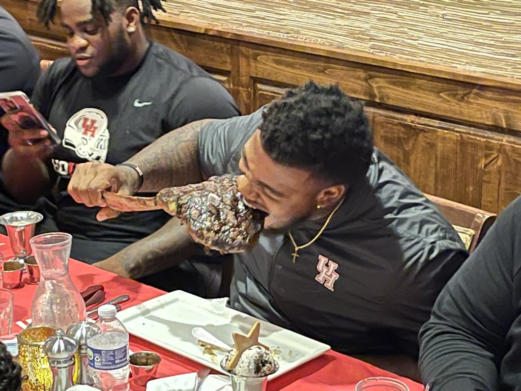 Rob_Sellers_'s tweet photo. #GoCoogs DL @ChidozieNwankw hanging tough in the steak eating competition here at @TasteofTexas. Moving on to the 38 oz Tomahawk. Less than a handful of players still going. https://t.co/2pOFwEOCvI