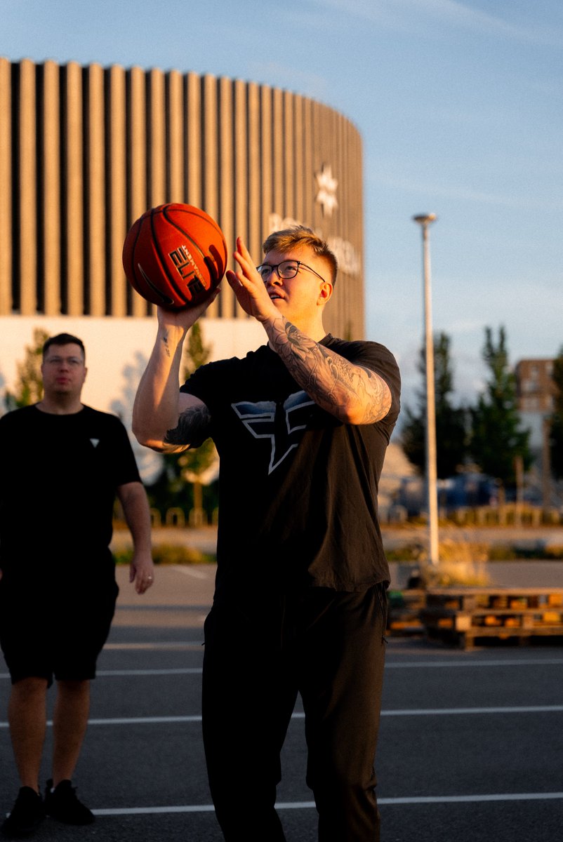 FaZe Clan tweet media