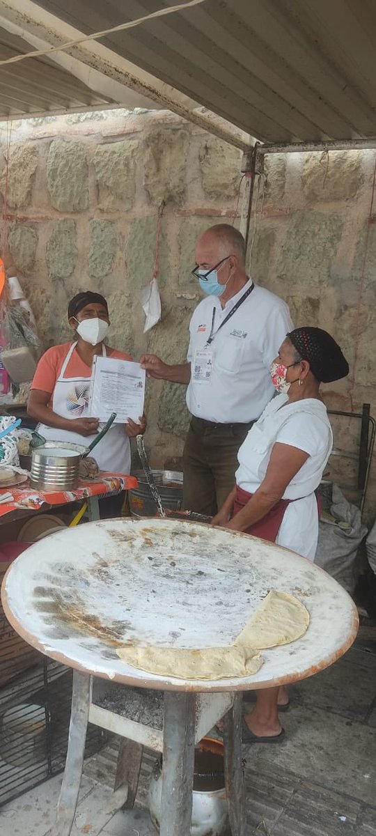 SSO_GobOax's tweet photo. Con la finalidad de promover las buenas prácticas de higiene en la preparación de alimentos y a constatar las condiciones sanitarias, el personal de la #DRyFS realizó este día visitas de vigilancia en el Tianguis Gastronómico y en los puestos aledaños a la iglesia del Carmen Alto https://t.co/2yHsaC74GD