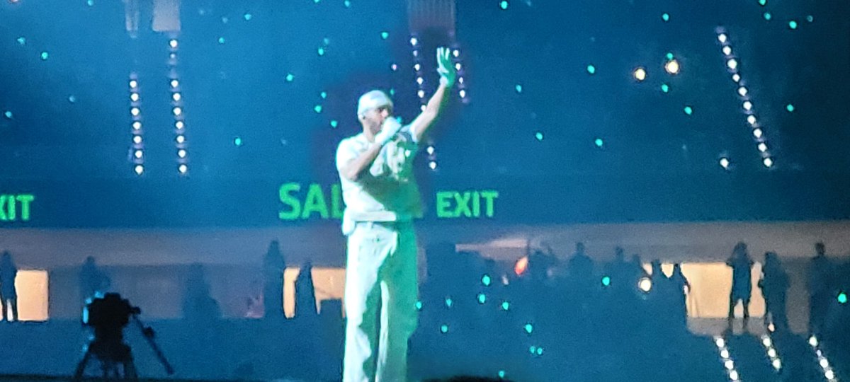 MarioBiencinto's tweet photo. Conciertaco hoy de the Weeknd, este chico solo tiene temazos. Me han sobrado en la escenografía los lanzallamas en Madrid en plena ola de calor, pero el resto un pasote de concierto. https://t.co/Mry1pIDPus